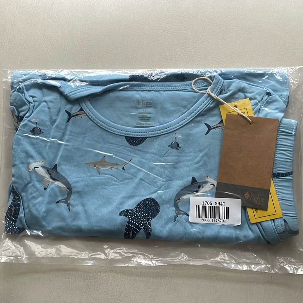 Kyte BABY SHARKS short sleeve pajamas 4T.